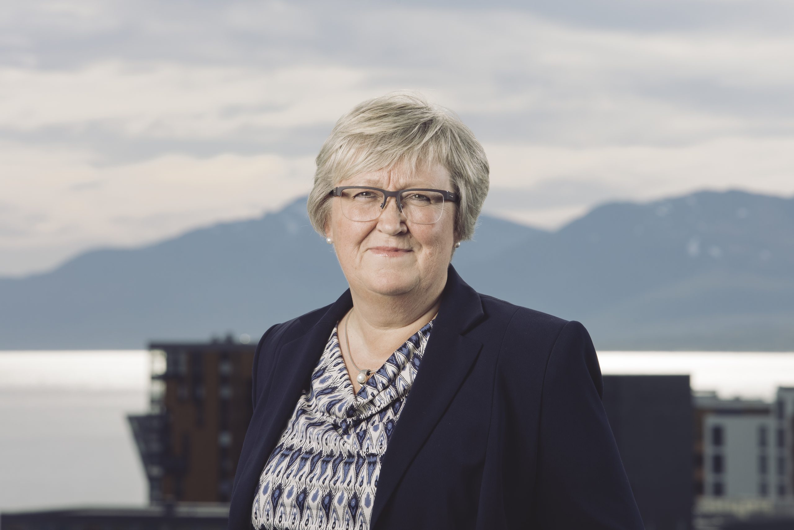 – Vi tror at det å starte med ungdommen peker fremover.